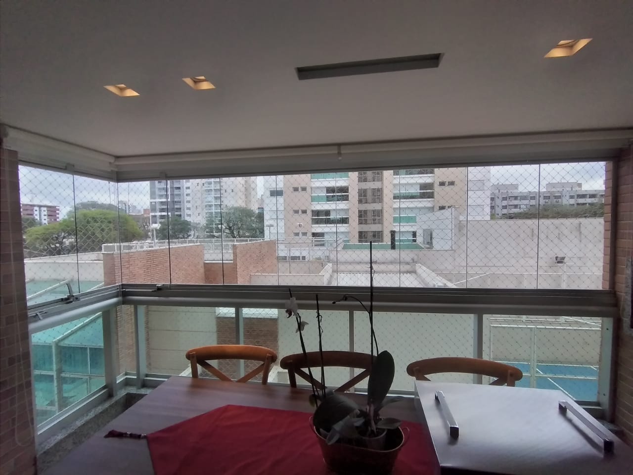 Fechamento de sacada em vidro instalado pela Vidraçaria Trindade